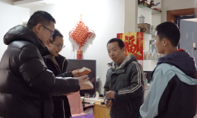 新春走基层|一次暖心的家访！老师说“孩子是家长送给他的礼物！”