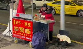儿子生父自杀，女子带俩娃街头摆摊？众多网友捐款