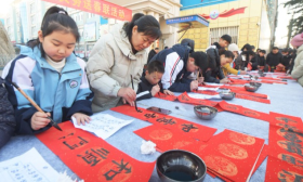 河北石家庄：手写春联送祝福