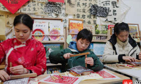 新春走基层|首个非遗版春节，走进热气腾腾的非遗传授现场，民间“守艺人”的“档期”挤爆了