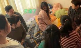 女大学生放假赖床被一屋亲戚围观 起床后天都塌了！