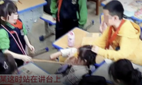 8岁女生教室内遭围殴，老师低头改作业，还让学生“别理她！