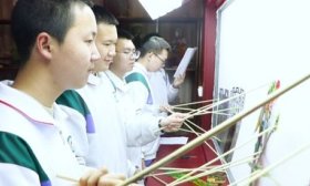 济钢高中皮影戏社团自创皮影戏，于方寸幕布间，演绎文化传奇
