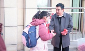 校长送盲盒、福字，济南高新区科航路学校开学典礼乐趣多！