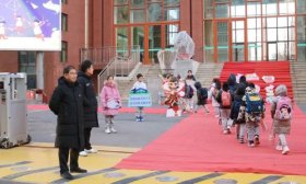 济南高新区黄金谷学校开学典礼奏响“祥蛇奋进曲”！