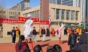 高跷舞动进校园！济南市智远小学以民俗文化开启新学期首课