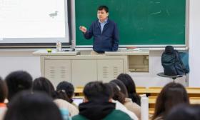 张文宏站上复旦讲台开讲“传染病学”，探索线上线下教学创新