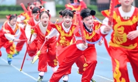 重庆小学生扮“哪吒” 迎接新学期
