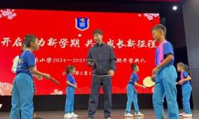 史家胡同小学开启新学期，奥运冠军马龙与同学们课间共“打”乒乓