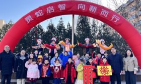 贴“灯笼”收“红包” 济南市甸柳第一小学迎来开学首日