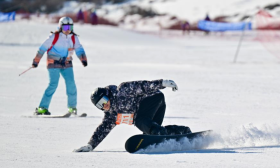 乌鲁木齐中小学生滑雪马拉松开赛