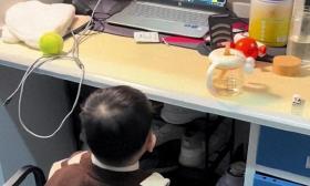 大四男生带一岁小外甥上大学，真的实现了上学带娃两不误