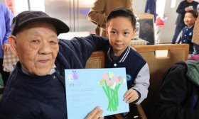 童心暖夕阳：望岳路小学走进济南养老服务中心开展志愿活动