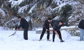 火力全开！山东现代学院师生奋战除雪一线