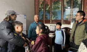用行动传递爱！济南市历下区龙奥学校少先队员开展学雷锋志愿服务
