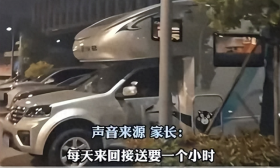 为了保证高三女儿的睡眠时间，家长把房车开到校门口