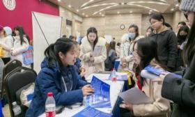 中国人民大学举办春季女大学生专场招聘会，一对一简历指导受欢迎