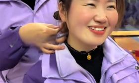 幼儿园三八节给120名员工发金链子，保洁保安都有
