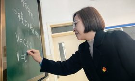 “解忧抽屉”与数学钥匙：王珂花老师的“双面人生”