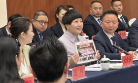 让这位老师自豪的是：学生们每天睡眠10小时