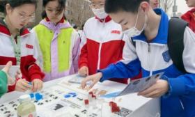 中国科学院院士田刚走进北大附中，和中学生一起探索数学之美