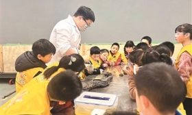 青少年沉浸式体验水下考古