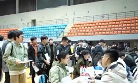 AI模擬面試、校企精準對接……今年春招哪些崗位受歡迎？去招聘現場看看
