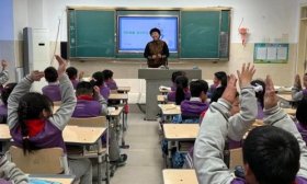 稼轩小学三（2）中队开展“健康‘童’行，共促成长”家长课堂