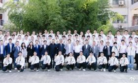 武汉大学官微晒图：雷军与武大同学拍合照 一起比OK