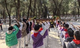传承红色基因 济南高新一实验开展清明祭扫活动