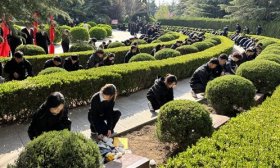 山东信息职业技术学院师生走进革命烈士陵园，祭奠革命先烈