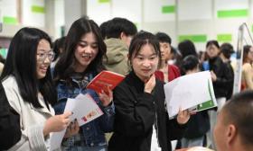 呼和浩特高校举办校园专场招聘会
