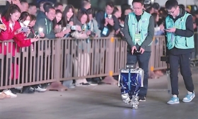 高校角逐“人機共跑”