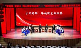 桃花樹下共讀《桃花源記》，北京平谷“五老”和中小學生一起讀書