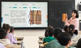 汉峪小学开展“压花书签艺术”家长进课堂活动
