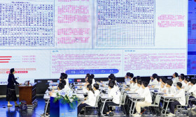 这个AI“不太冷”！近500位教师在江苏同听一堂“AI语文课”，AI化身贴心小助手