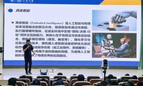 在汉峪小学校园，机器狗带萌娃开启科技探秘之旅