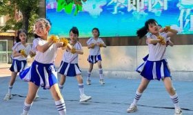 猩猩搬球、青蛙过河、毛毛虫竞速……丰奥嘉园小学亲子运动会来啦