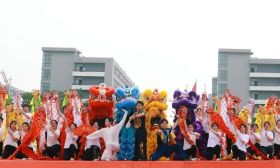 谱青春华章，展时代风采