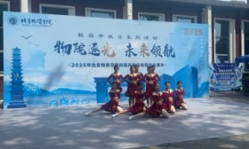 近80所高校汇聚北京物资学院，一万余名高考考生及家长现场咨询