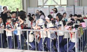兰州百余名学生体验“实验室地震模拟”