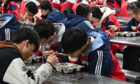 學(xué)生啃辣醬老師吃肉，這所學(xué)校的