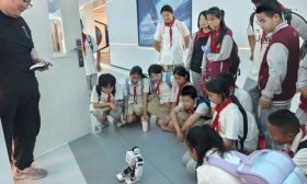 模擬飛行體驗(yàn)、圖形化編程……雞山小學(xué)學(xué)子開(kāi)啟人工智能研學(xué)之旅