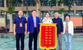好少年！济南中学杨筱玥拾金不昧
