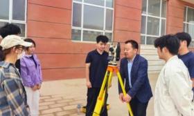 援疆干部邱亚辉：变身“多面手”，为南疆职业教育搭建更广阔平台
