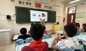 豐奧嘉園小學(xué)開展“彩妝奇遇記”家長進(jìn)課堂活動