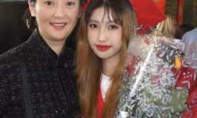 57岁徐帆素颜出席女儿毕业典礼！母女亲密合照，美如姐妹花