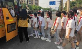 濟南高新區稼軒小學開展校車安全應急演練活動