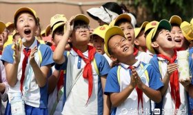 无人机天上跳芭蕾，齐鲁晚报无人机科普秀走进济南育秀中学小学部