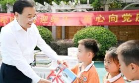 信長星“六一”前夕看望少年兒童